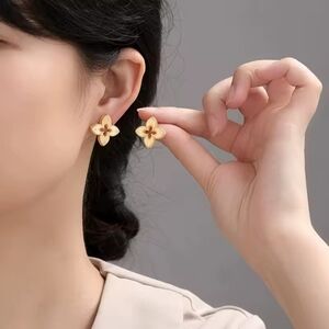 Elegant Gold Floral Earrings